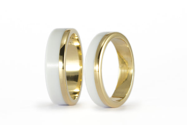 Yellow gold 18ct ring with Corian wedding bands set. Flat white wedding bands. Gold and white engagement rings (00411_4N5N)