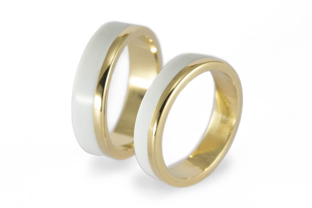 Yellow gold 18ct ring with Corian wedding bands set. Flat white wedding bands. Gold and white engagement rings (00411_4N5N)
