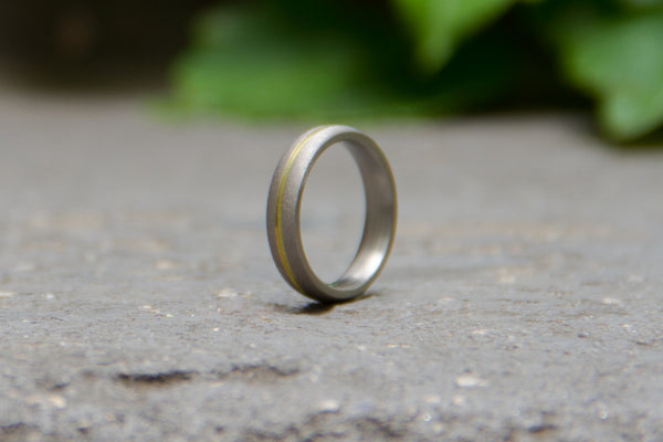 Sandblasted titanium ring with anodized inlay (00000_4N)