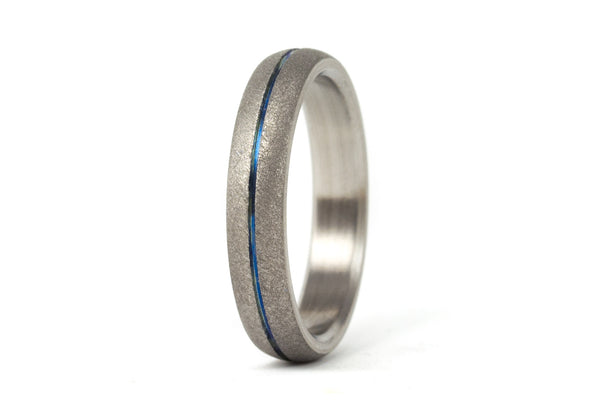 Sandblasted titanium ring with anodized inlay (00007_4N)