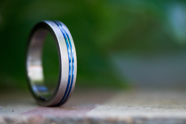 Sandblasted titanium ring with anodized inlays (00010_4N)