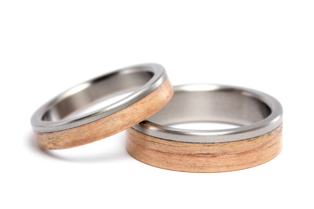 Titanium and oak bentwood wedding bands (00519_4N6N)