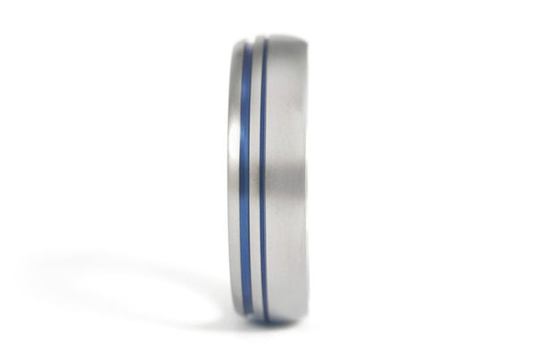 Titanium ring with anodized inlays (00025 _7N)