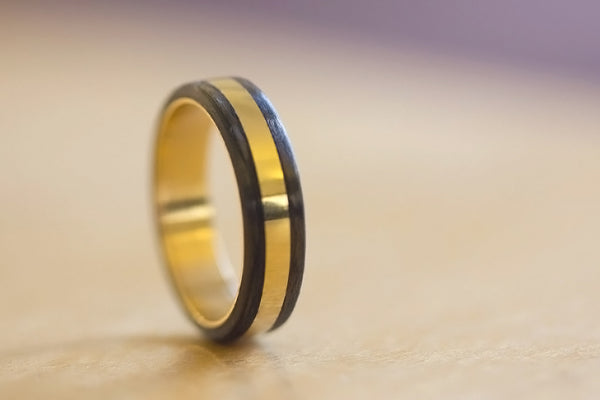 18ct gold and carbon fiber ring (04703_4N)
