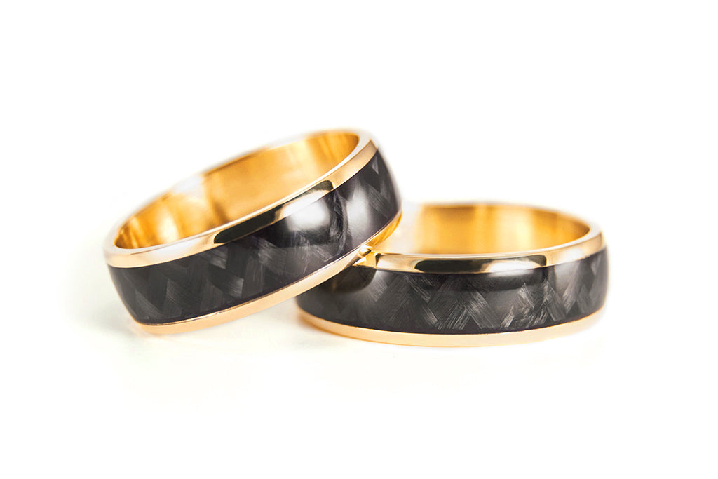 18ct yellow gold and carbon fiber wedding bands (04709_7N7N)