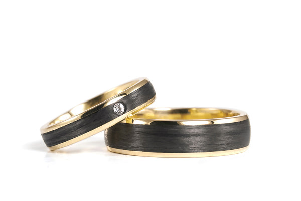18ct yellow gold and carbon fiber wedding bands with Swarovski (04710_4S1_6N)