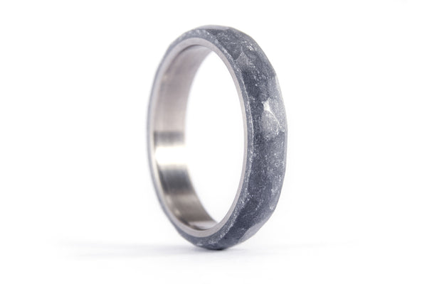 Titanium and silver resin hammered ring. (01303_4N)