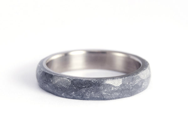 Titanium and silver resin hammered ring. (01303_4N)
