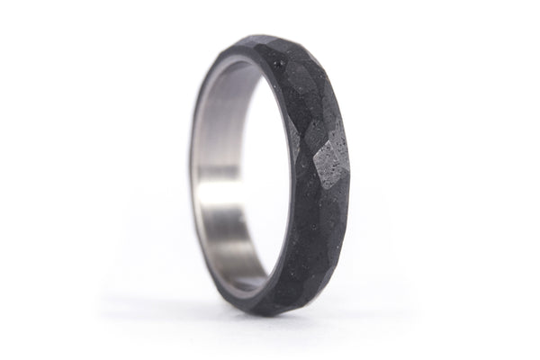 Hammered titanium and concrete ring (00703_4N)