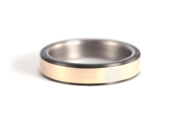 18ct gold, titanium and carbon fiber ring (00556_4N)