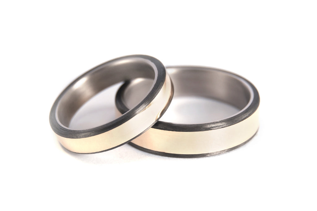 18ct yellow gold, titanium and carbon fiber wedding bands (00556_4N6N)