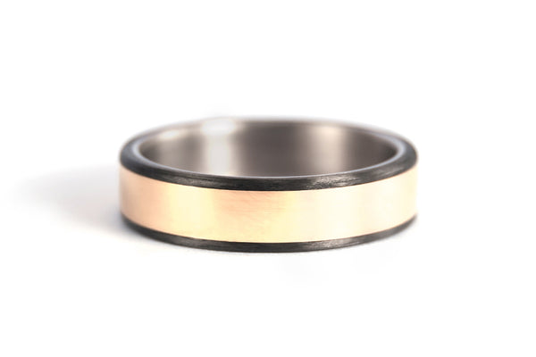 18ct gold, titanium and carbon fiber ring (00556_6N)