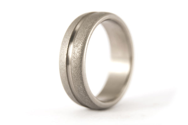 Sandblasted titanium ring with polished inlay (00008_7N)