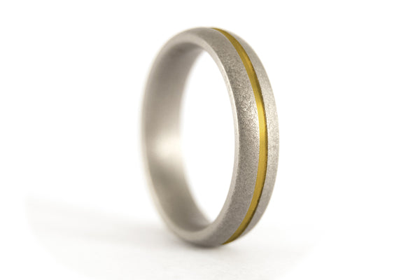 Sandblasted titanium ring with anodized inlay (00000_4N)