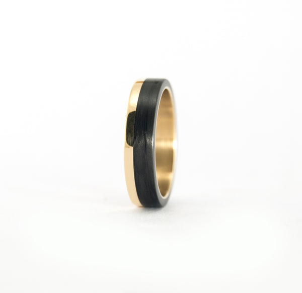 18ct yellow gold and carbon fiber ring. Black and gold wedding band. Unique design (00513_4N)