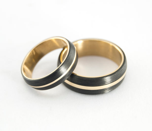 18k gold wedding ring set with carbon fiber. Matching wedding bands. Golden engagement rings (00511_5N6N)