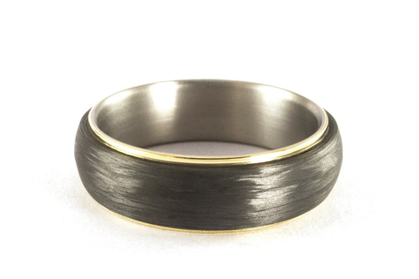 18ct gold, titanium and carbon fiber ring (00422_7N)