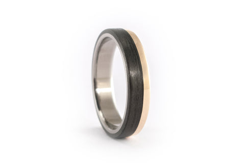 18ct gold, titanium and carbon fiber ring (00424_4N)