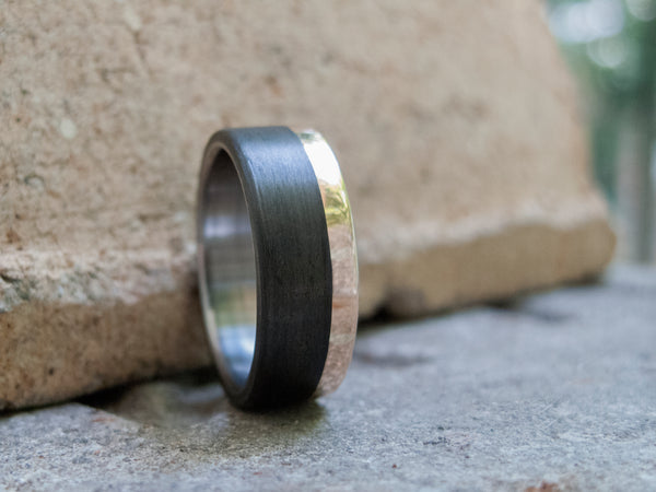 18ct gold, titanium and carbon fiber ring (00424_7N)