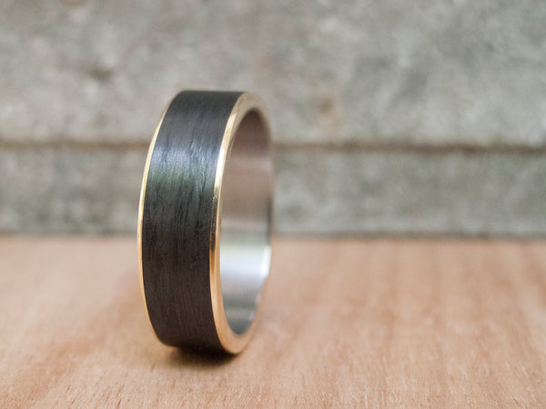 18ct yellow gold and carbon fiber ring (44900_7N)