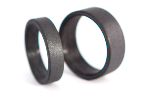 Graphite and carbon fiber inside wedding bands (01100_4N7N)