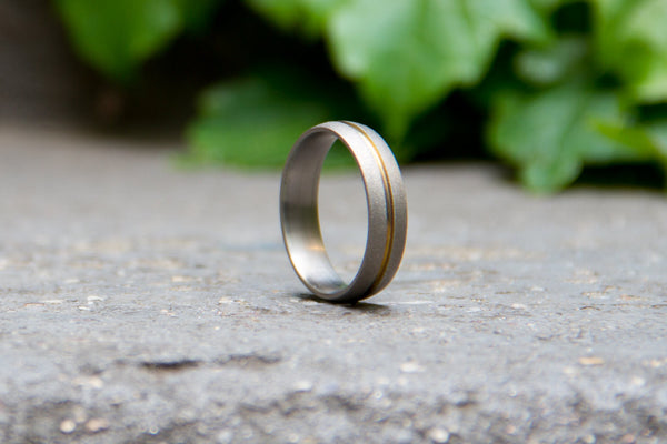 Sandblasted titanium ring with anodized inlay (00000_7N)