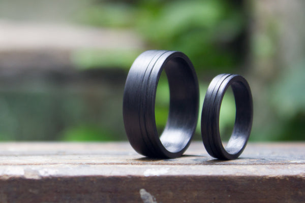 Set of two carbon fiber flat wedding bands. Modern and unique black rings. (00124) - Rosler Rings